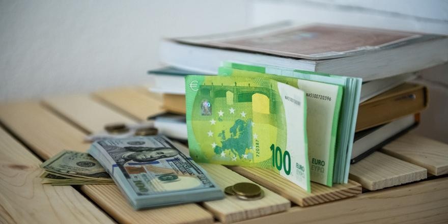 Чтобы не хранить «заначку» дома. Сколько можно заработать, если отнести валюту в банк на месяц