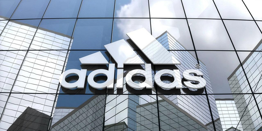 Adidas объявила о возможных убытках в 700 млн евро из-за разрыва сделки со скандальным рэпером