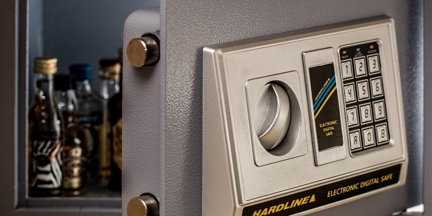 Следственный комитет рекомендует белорусам держать одну банковскую карту в личном сейфе