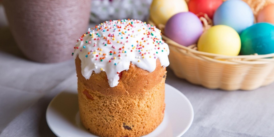 Готовить или покупать? Сравнили цены на куличи в магазинах, кафе и на домашней кухне