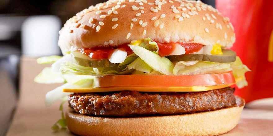 У бывшего McDonald’s в Беларуси наконец появится название и свой логотип