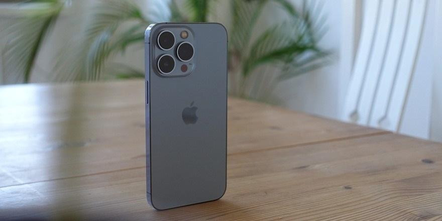 Обогнали Филиппины. Сколько зарплат нужно на новый iPhone у нас и в других странах?