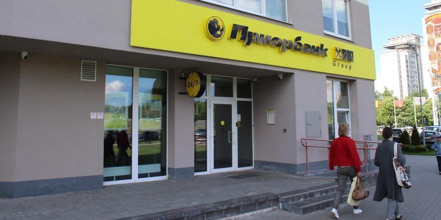 СМИ: Raiffeisen Bank International вводит запрет на международные переводы для Беларусбанка. А что Приорбанк?