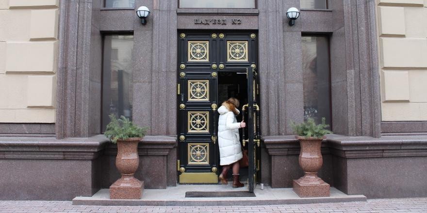 Банки активно предлагают рубли Нацбанку. Почему так происходит и откуда у них лишние деньги?