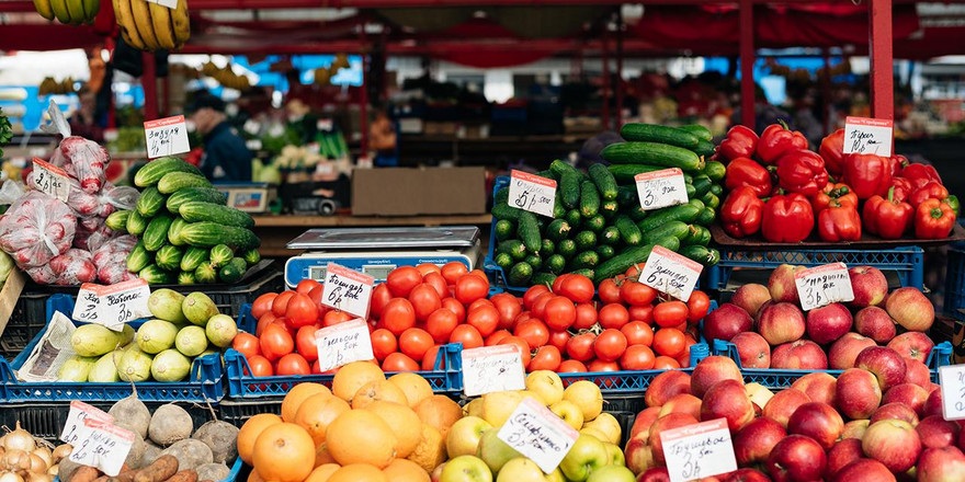 Где дешевле: сравнили стоимость продуктов в городском гипермаркете и деревенских магазинах