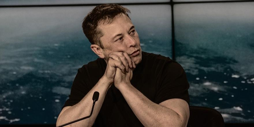 Илон Маск жалуется на ограничение свободы слова, а Tesla преследуют плохие новости