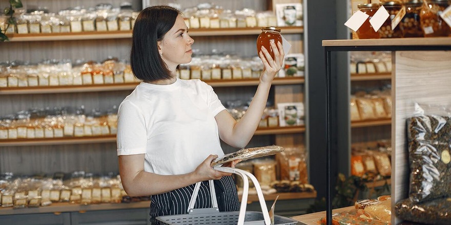 Искали продукты подешевле и сократили расходы на общепит: как и на что тратили деньги белорусы в 2022