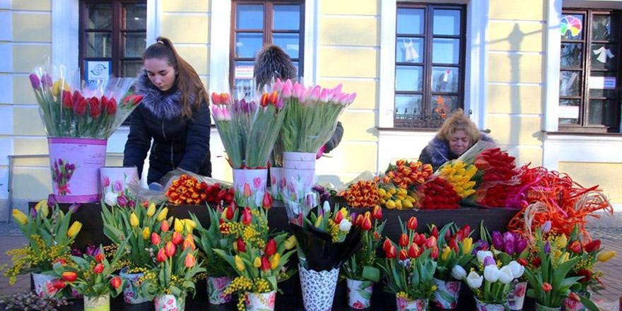 Сколько денег белорусы тратят на подарки к 8 марта — опрос