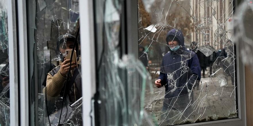 Падение акций, закрытие банков, обрушение биткоина: как события в Казахстане бьют по экономике