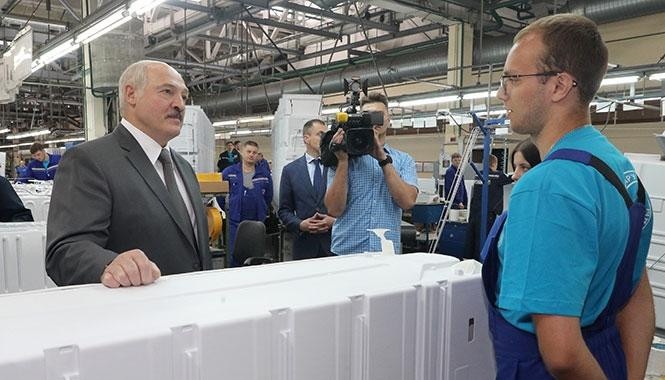 Лукашенко: частники не могут платить зарплату ниже, чем 10 ведущих предприятий​