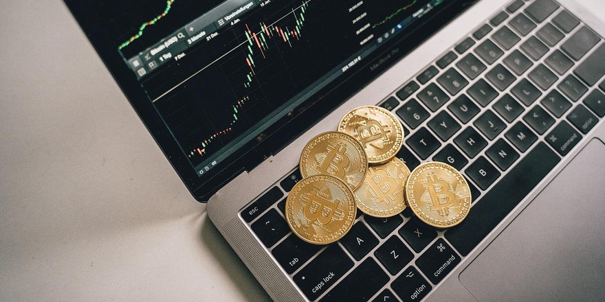 Биткоины стало невыгодно майнить: владельцы распродают запасы и оборудование