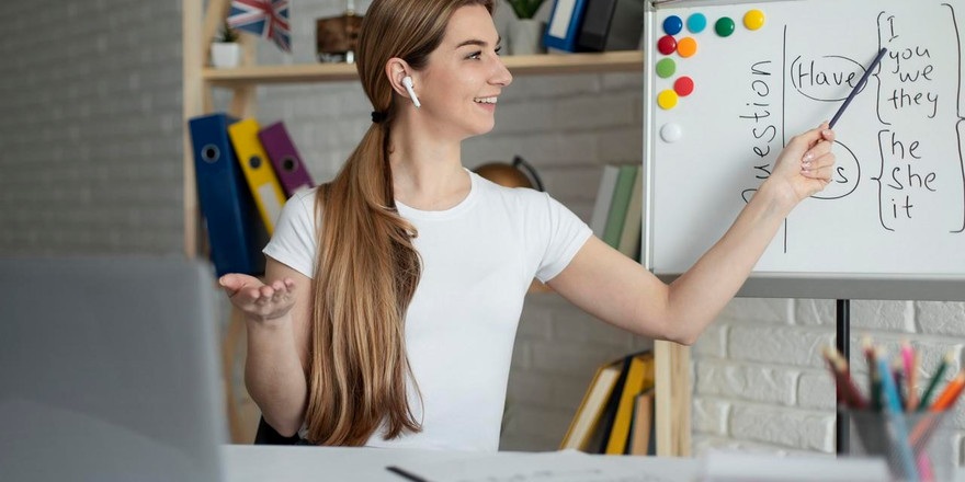 Самые популярные сериалы и трудности со словами: белорусы рассказали, как учат иностранные языки