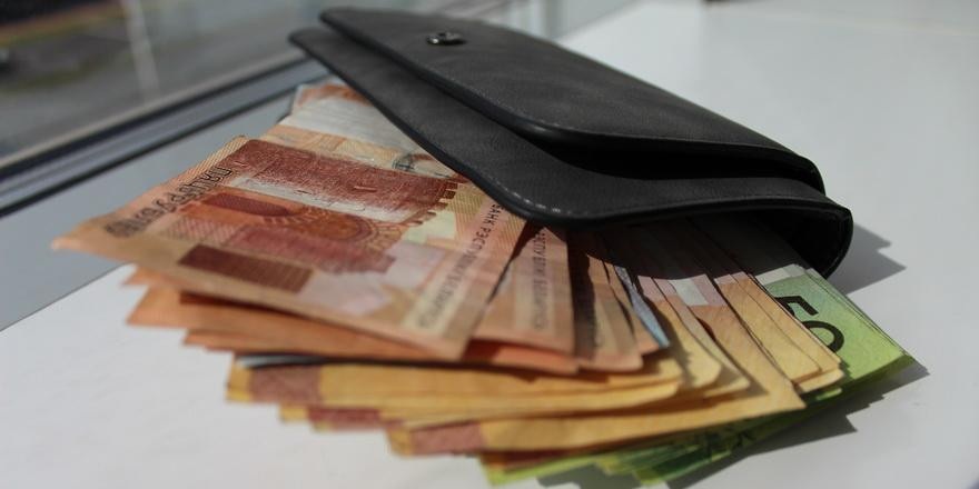 Более трети россиян хранят сбережения в рублях наличными. Опрос