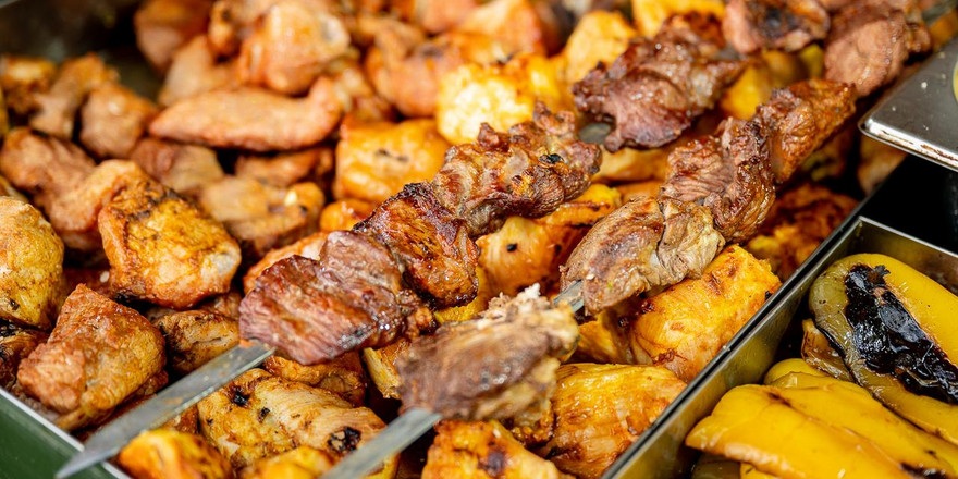 ​Круассаны с мясом и гастрономические сеты: чем перекусить в «Песочнице»  и сколько это стоит