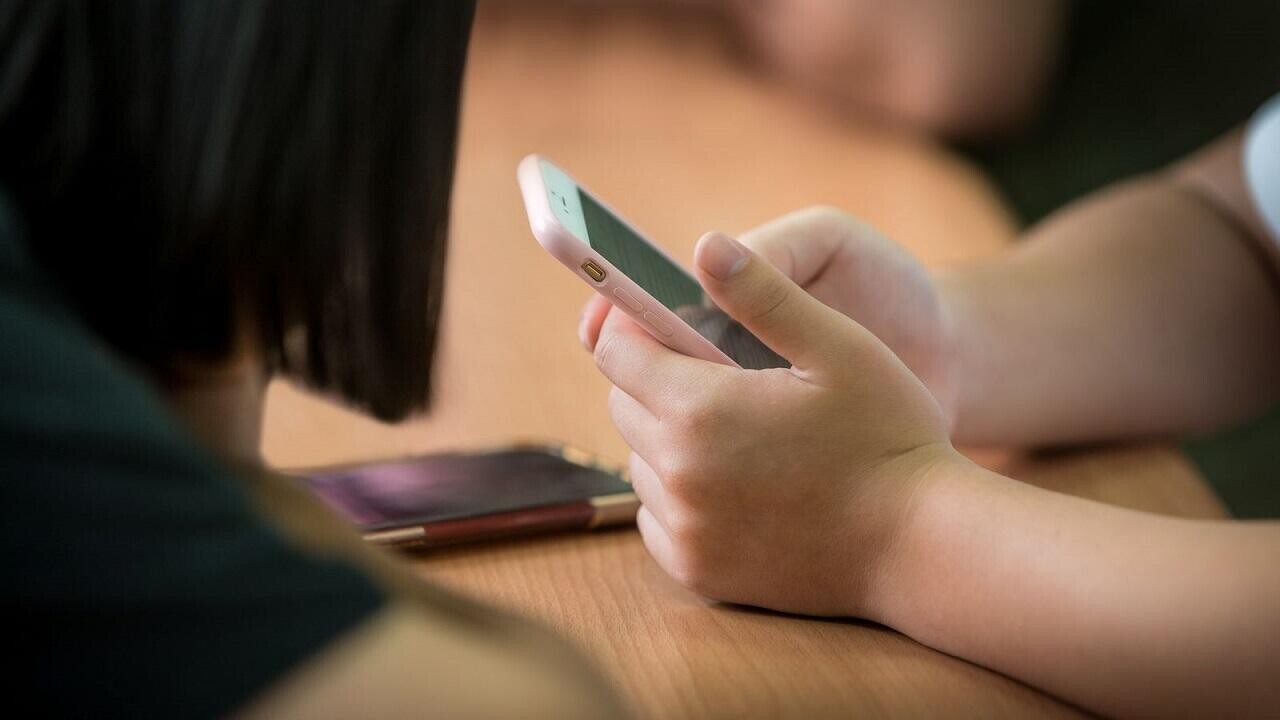 Гаджеты под замок: с 1 сентября в школах Беларуси запретят смартфоны