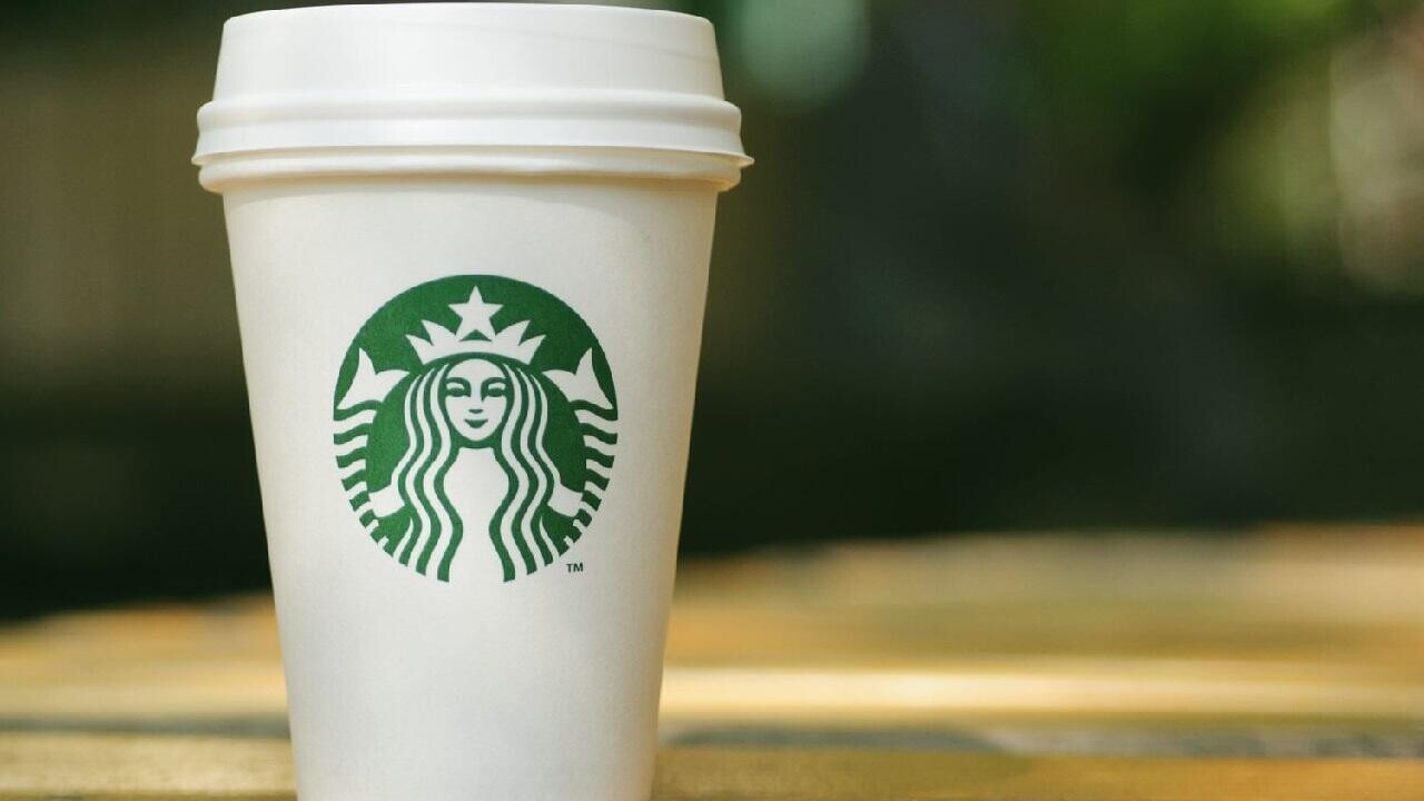 В США сеть кофеен Starbucks обязали выплатить клиенту $50 млн за пролитый чай