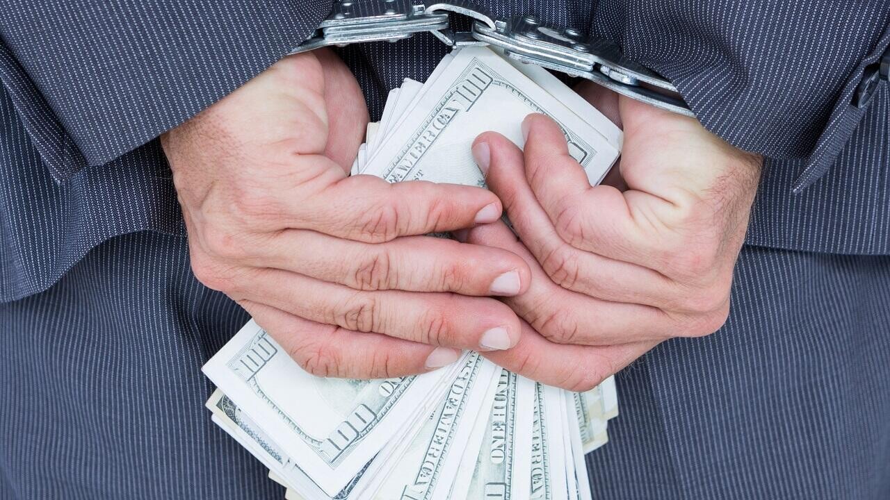 В столице за взятки задержали топ-менеджеров страховых фирм. Что им грозит?