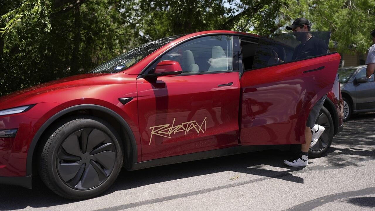 Акции Tesla подскочили после запуска сервиса роботакси. На сколько богаче стал Маск?