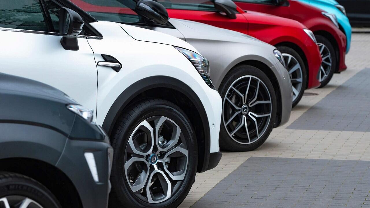 Ввоз авто юрлицами в Беларуси рухнул вдвое за квартал. Что говорят эксперты?