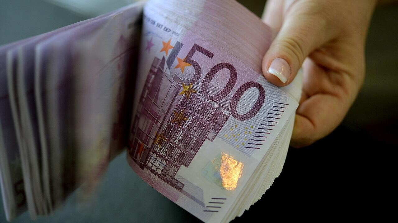 В банке подумали, что нашли поддельные евро. История закончилась необычно