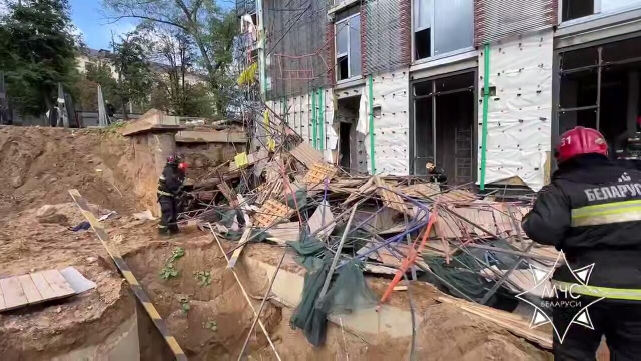 На стройке в центре Минска рухнули леса – есть погибший и пострадавшие