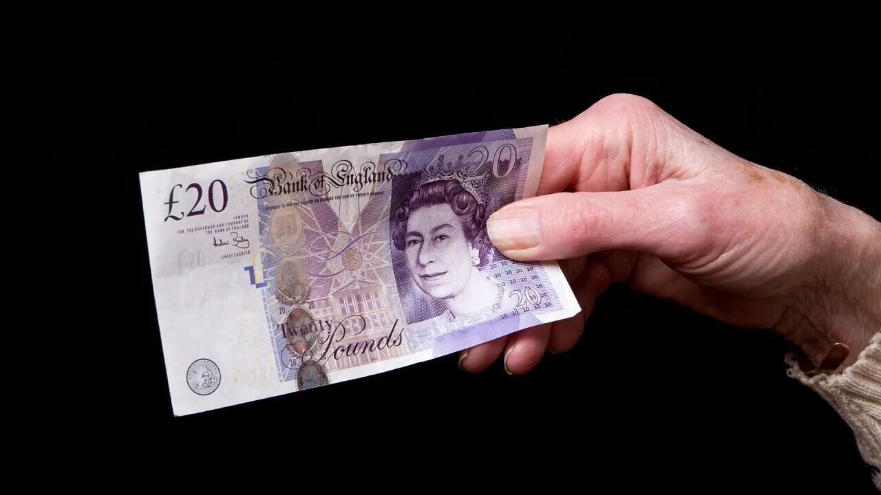 Пожилой британец хотел обменять в Минске фунты – и нажил себе проблем