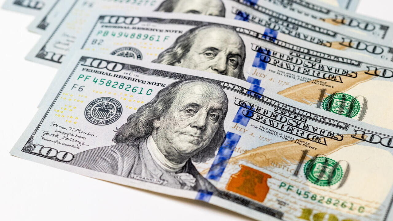 Доллар стремительно дешевеет: что будет с курсами в конце апреля. Прогноз по валютам