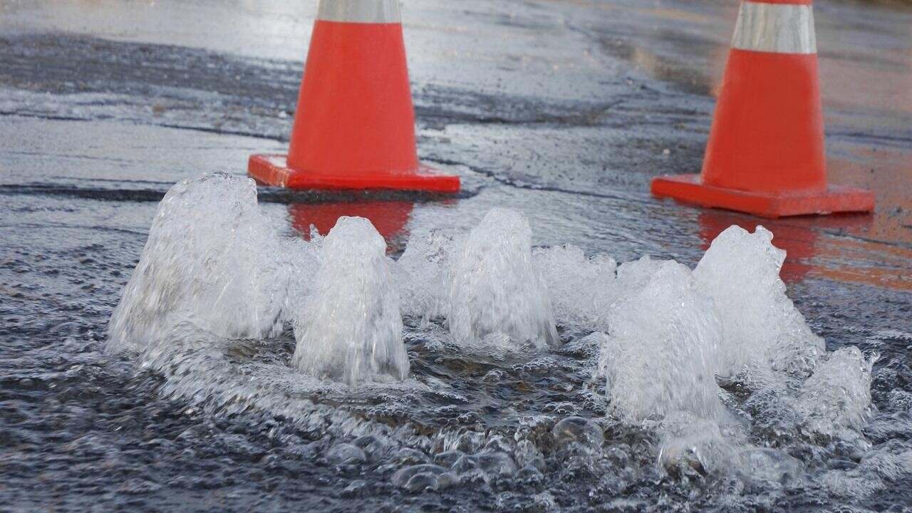 В Минске при строительстве метро повредили водопровод – одну из улиц затопило