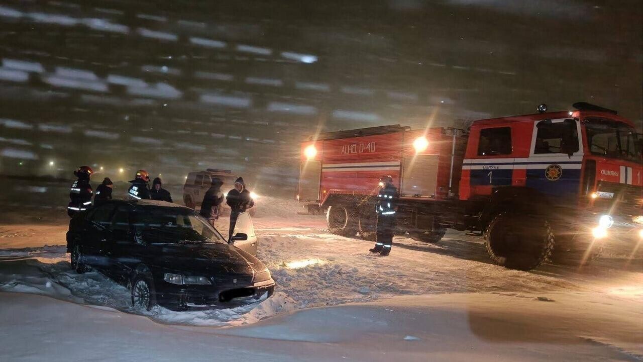 Застрявший транспорт, отключения электроэнергии: последствия непогоды в Беларуси – фото