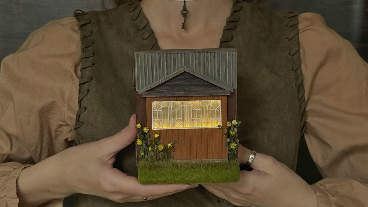 «Глядя на домик, никогда не догадаешься, сколько в него вложено». Семья из Беларуси делает миниатюры деревенских домов