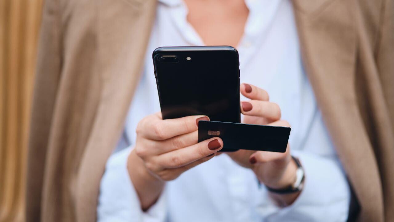 От проезда в метро до кредита на миллион: финансовый гайд для белорусов в России