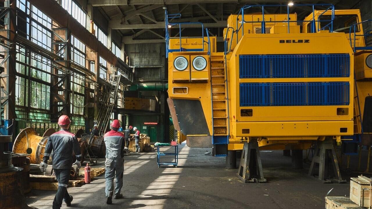 Сколько белорусов работает в машиностроении и какие у них зарплаты