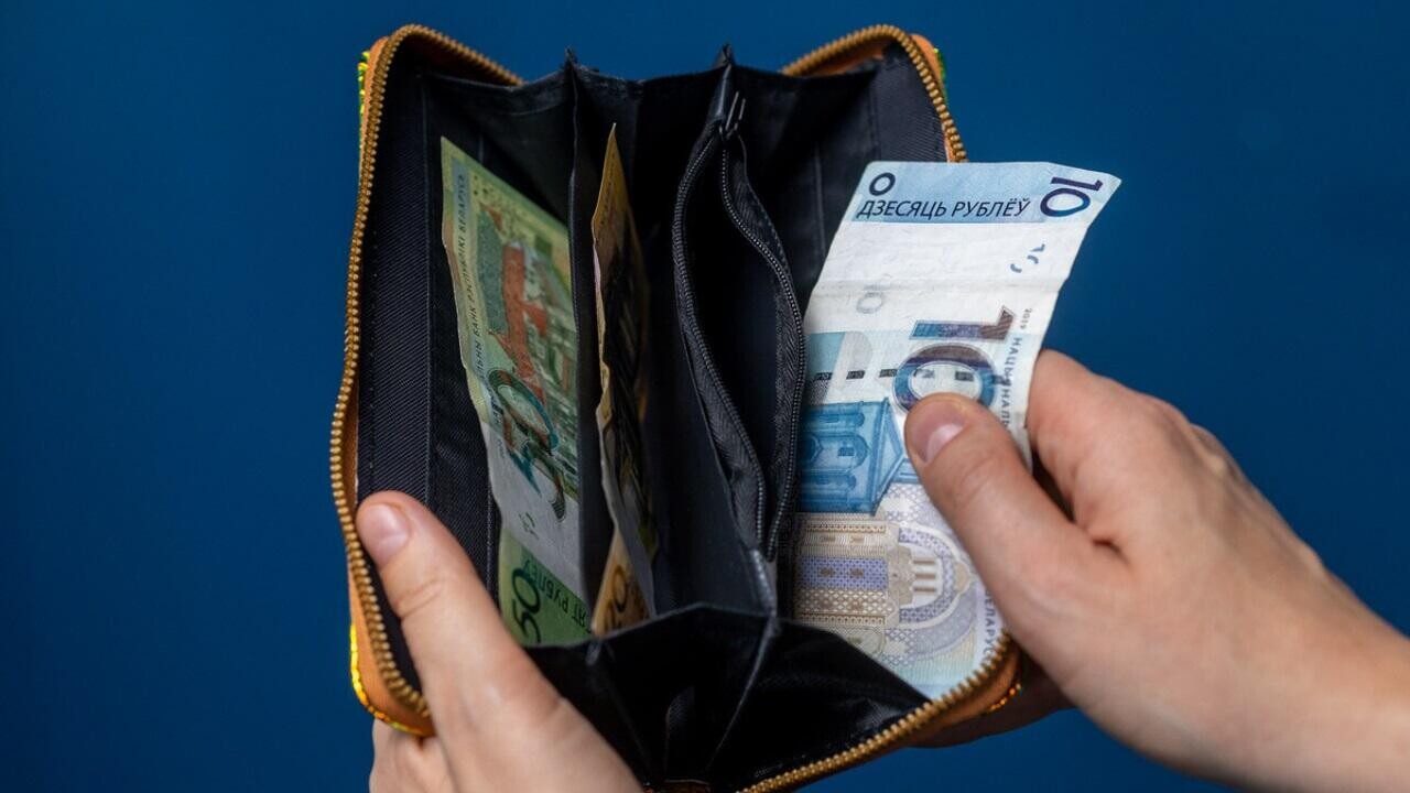 Средняя зарплата в Беларуси снизилась в августе. Исключение – один регион