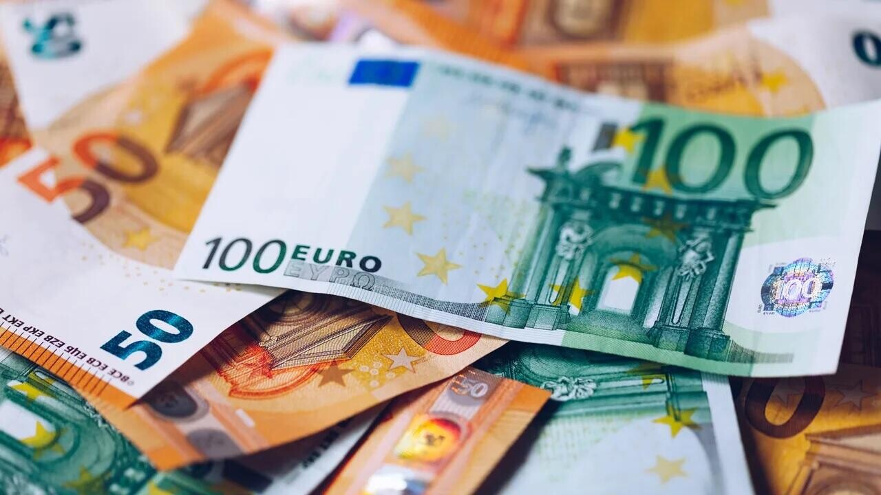 Банк выдал студентам лишние €108 000. За возврат они получили мармеладки