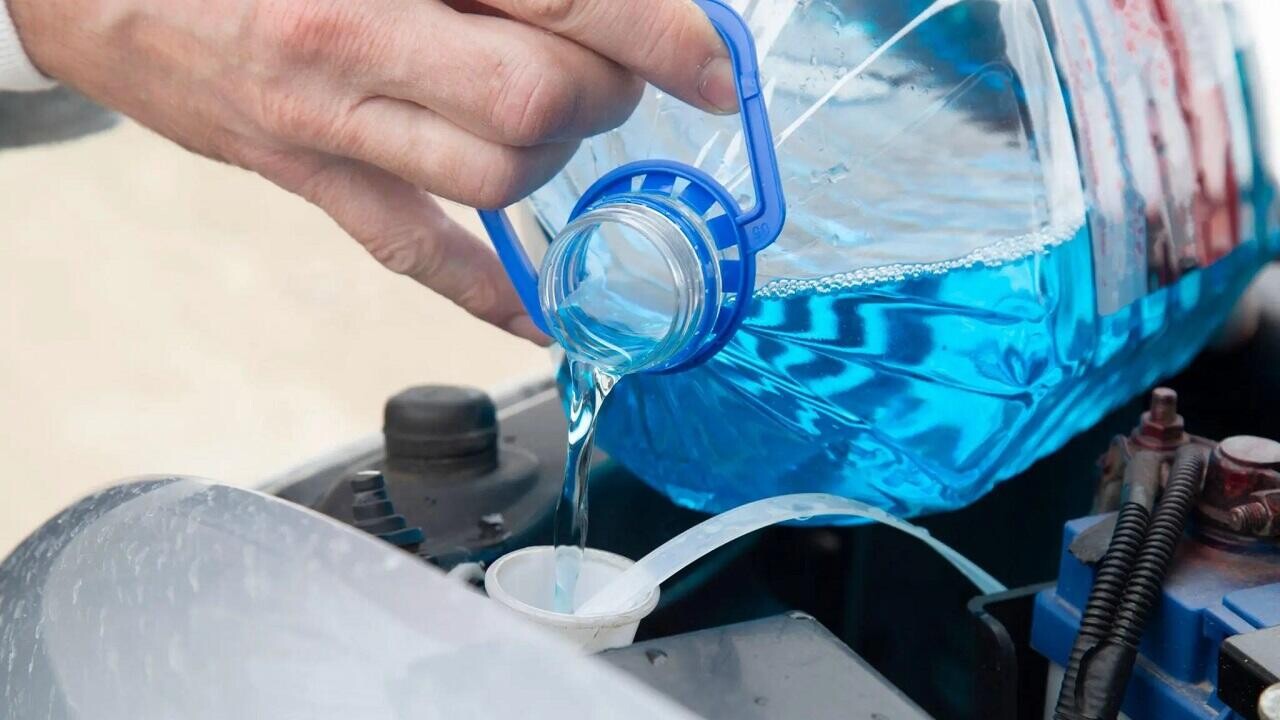 В Беларуси запретили шесть автомобильных незамерзаек российского производства