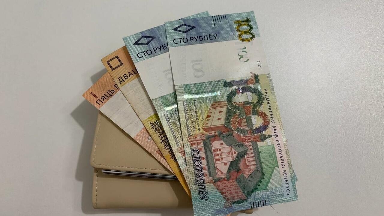 Средняя зарплата – почти 8000 рублей. Кто в Беларуси получает такие деньги?