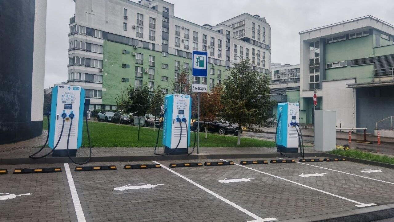 В центре Минска открылся зарядный хаб Zaryadka на шесть электромобилей