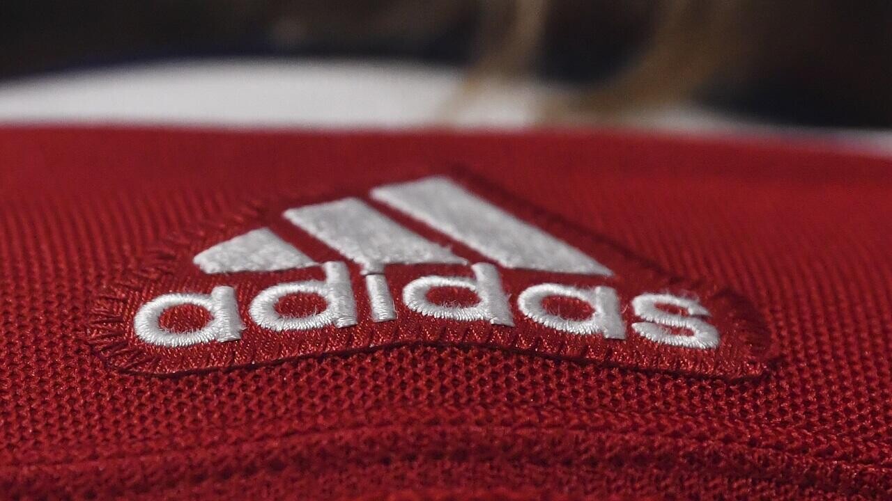 Госстандарт запретил продажу в Беларуси одежды под брендом Adidas. Почему?