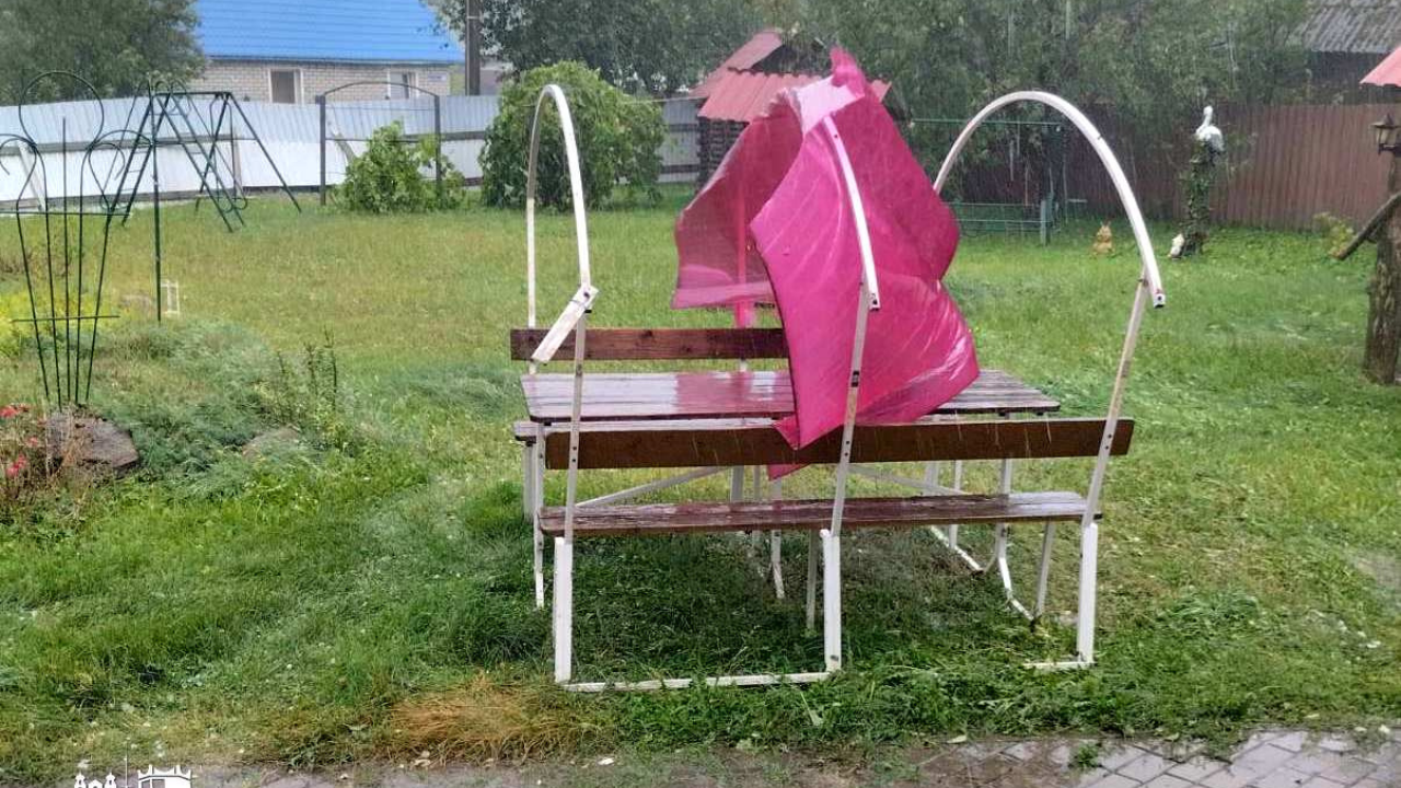 «Град сбил все помидоры и цветы, превратил двор в болото». По Гродненщине прошли сильные дожди с градом