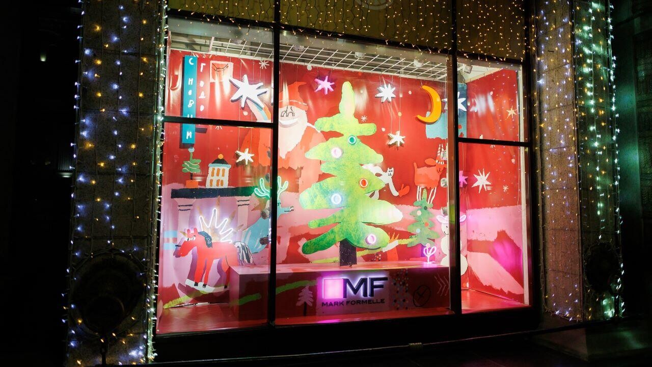 Неожиданный креатив: ГУМ отдал витрины белорусским брендам для украшения. Что получилось?