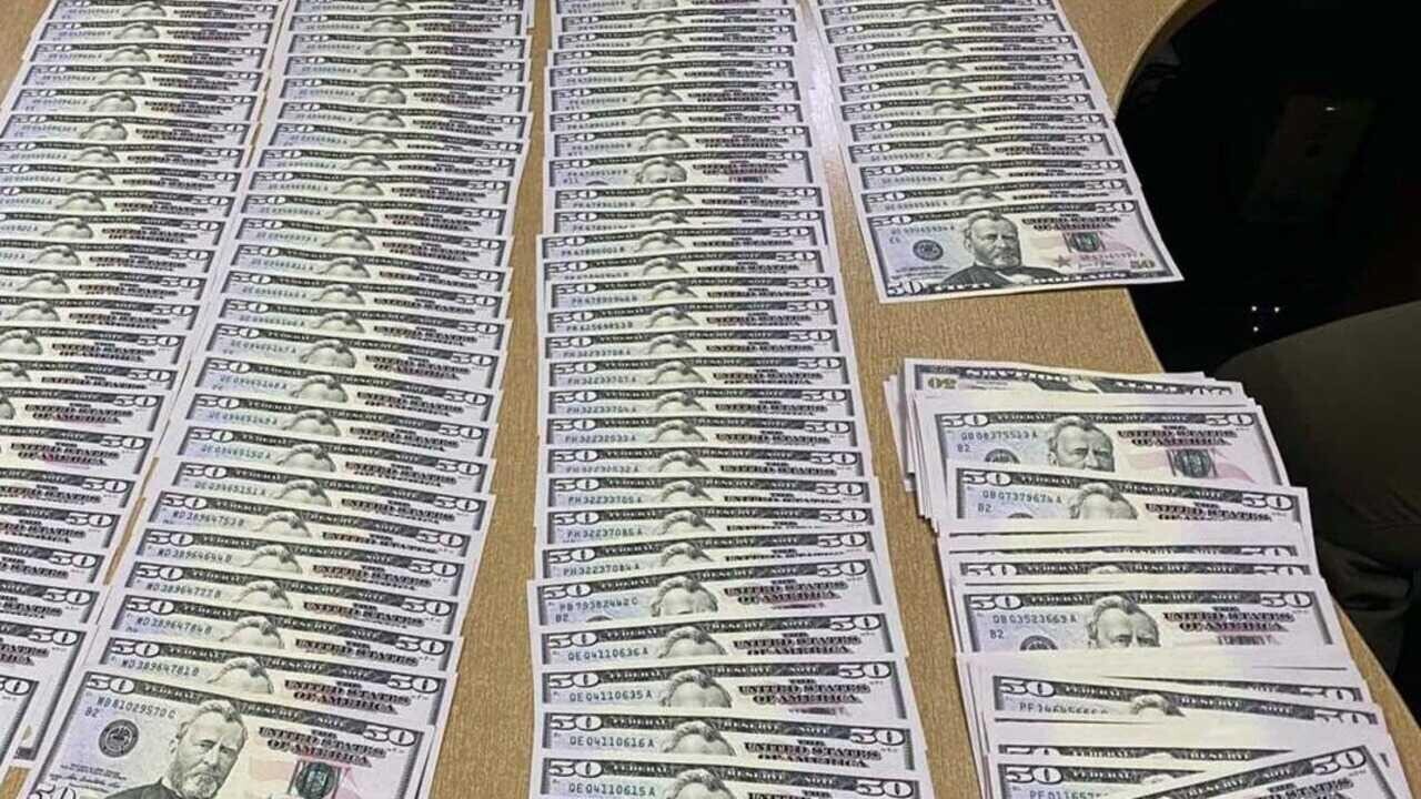Белорус спрятал 32 000 долларов в нательном белье и карманах: помогал ввезти валюту иностранцу
