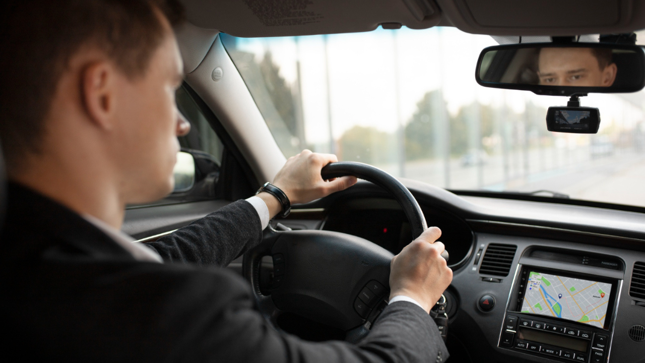 «В снегопад заработал 300 BYN за день». Таксист – откровенно о заработке и об изнанке своей работы