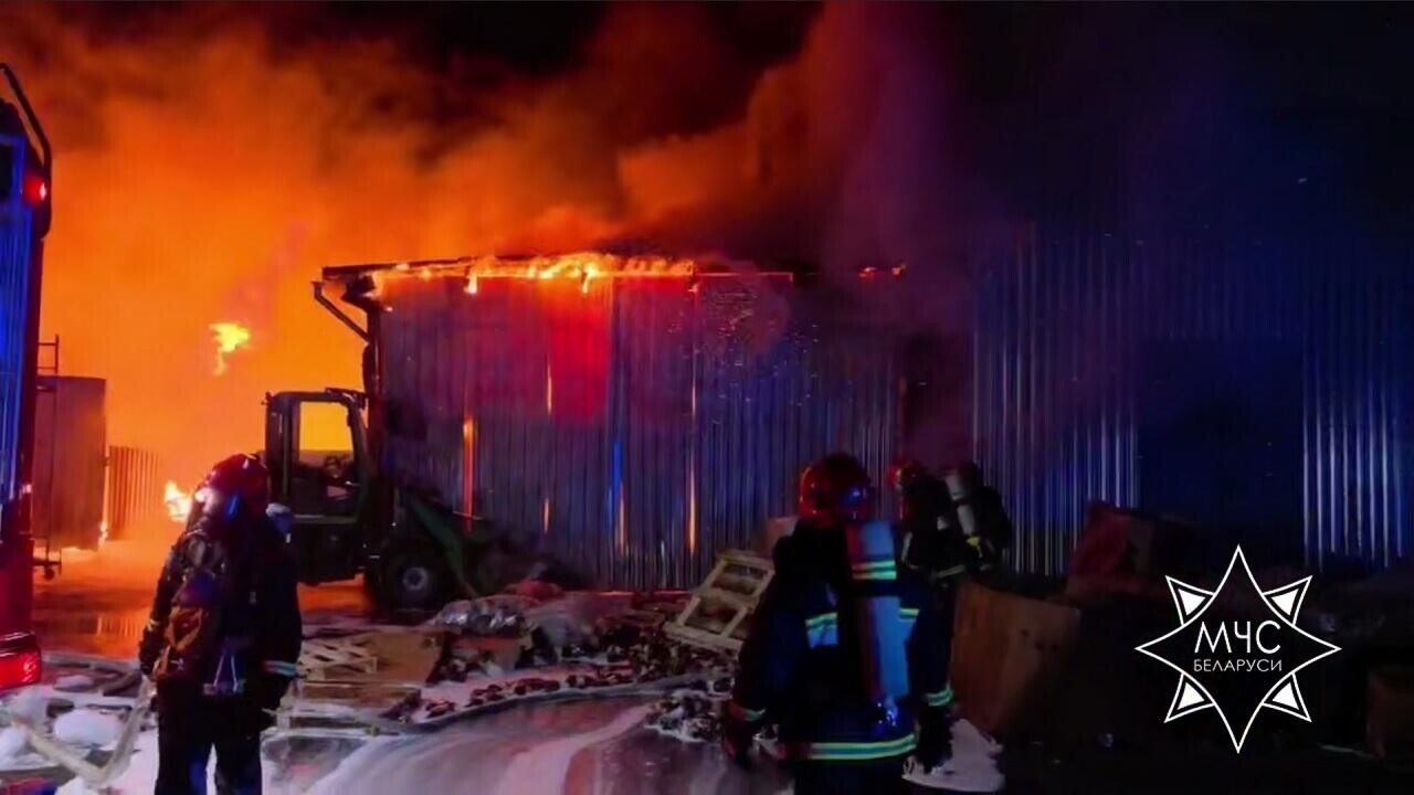Вспыхнул пожар на заводе «Криница». Потушить его было непросто из-за ветра