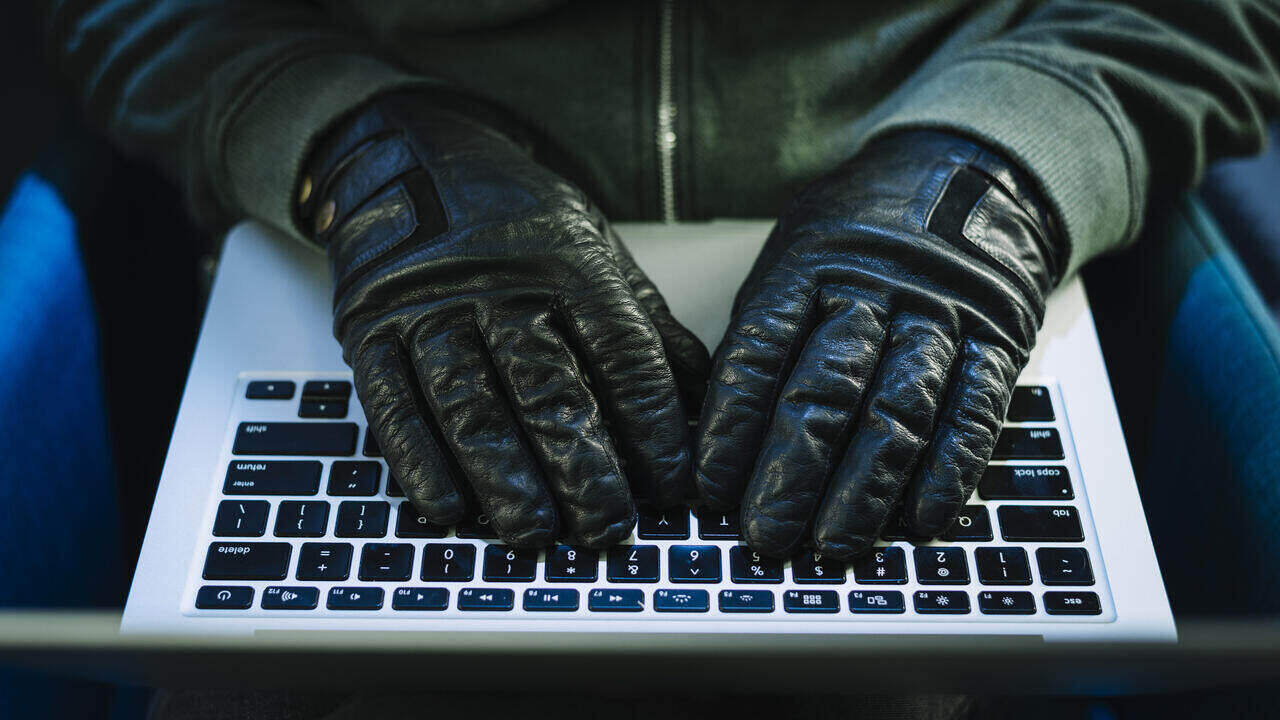 Белорусам рассказали о мошеннической схеме с акциями предприятий. Что важно знать?