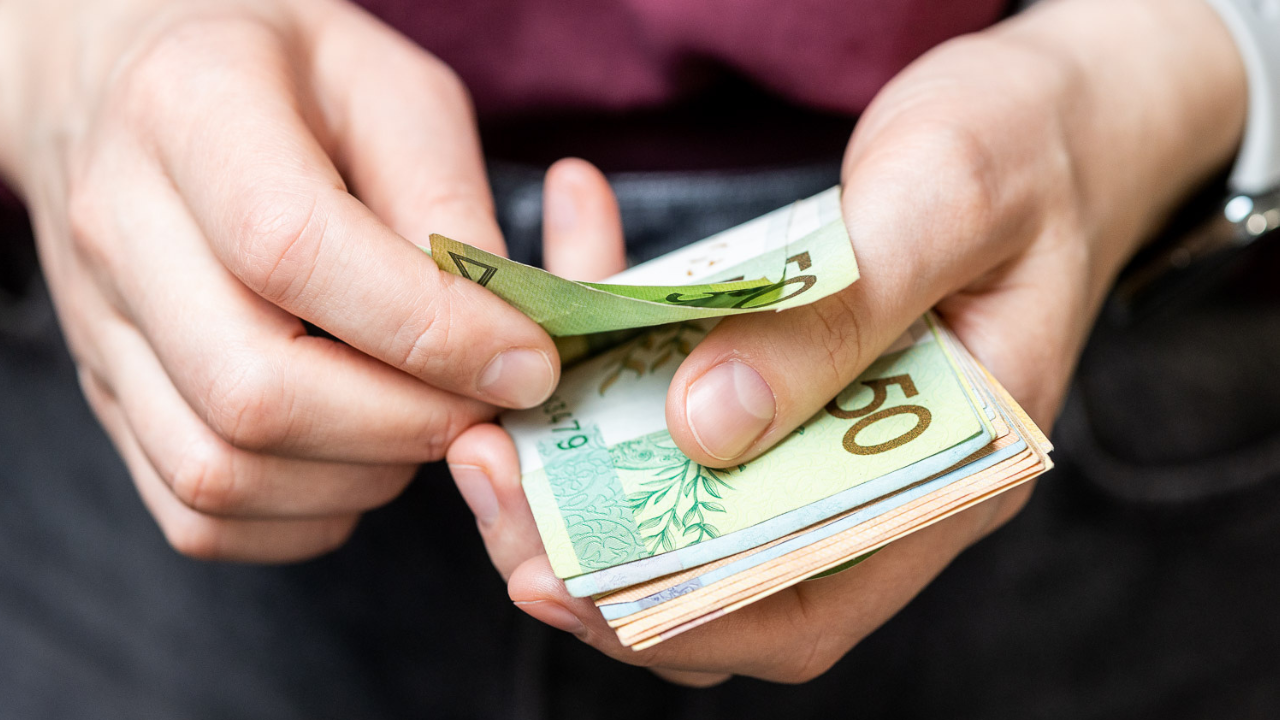 Белорус хотел устроиться на работу, а в итоге лишился 2500 BYN. Что произошло?