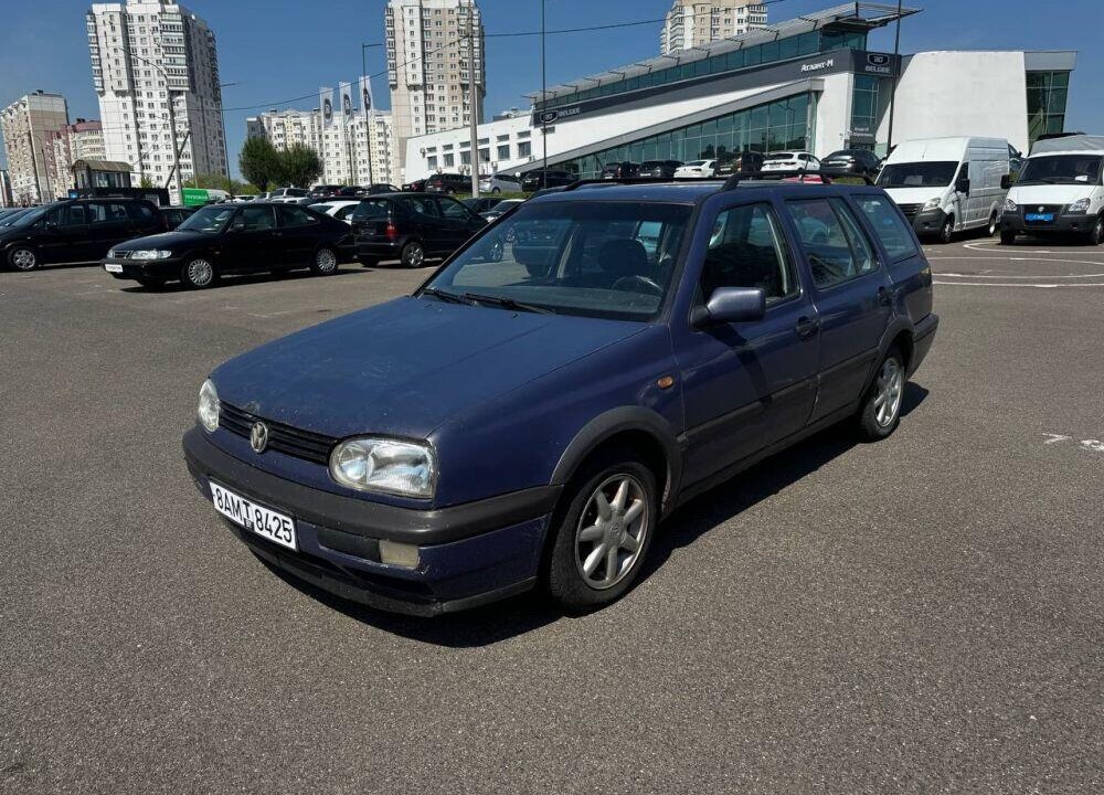 В Минске Volkswagen Golf III выставили за 100 рублей. Но есть нюанс