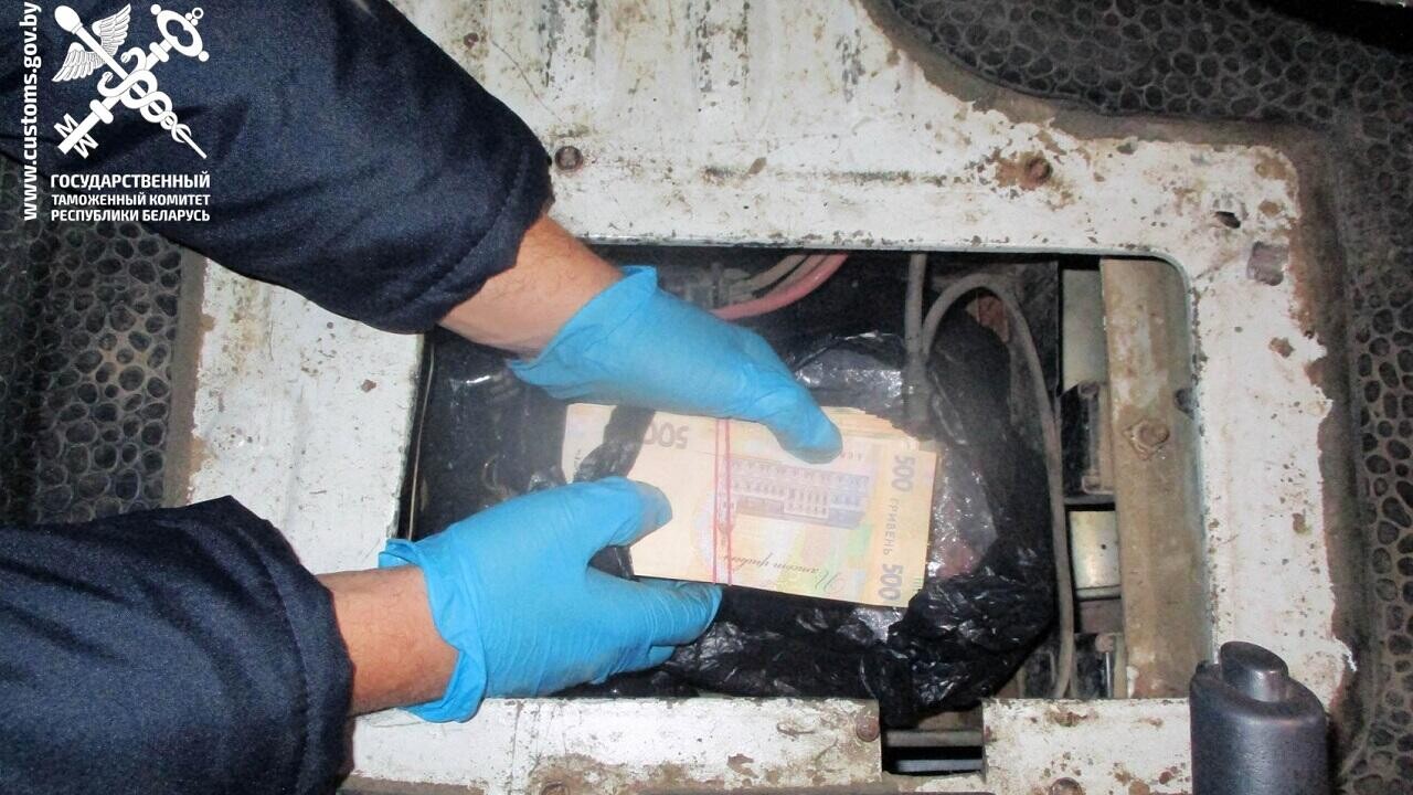 Иностранка хотела вывезти из Беларуси валюту на $37 000 в тайнике машины