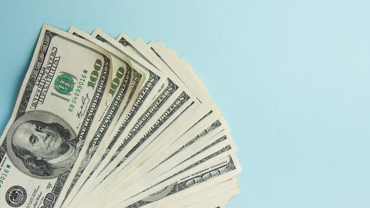 В минском банке усомнились в подлинности $100 – экспертиза нашла кое-что необычное