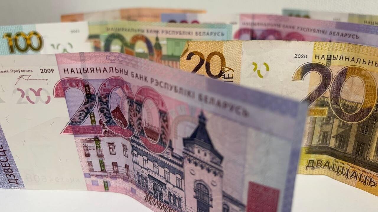 Средняя зарплата превысила 9000 рублей. Кто в Беларуси получает такие деньги?
