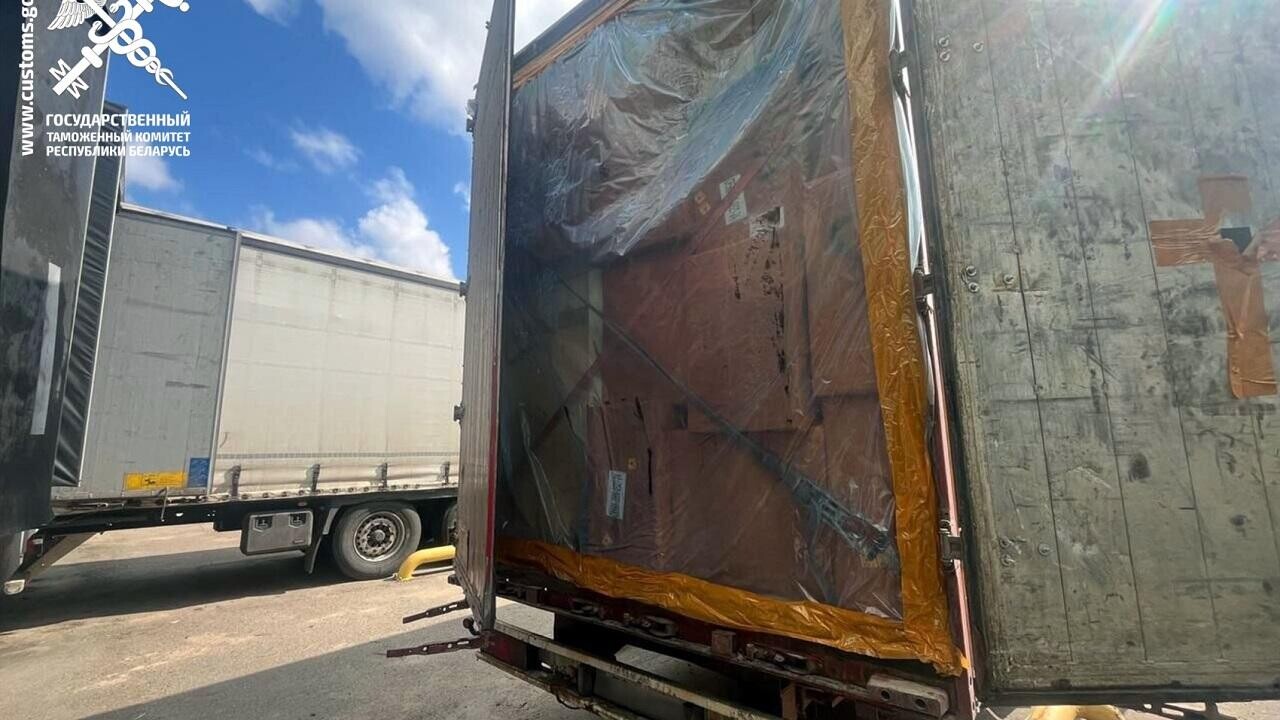 Фура из Казахстана везла в Беларусь контрабанду на 1,8 млн рублей: что было внутри